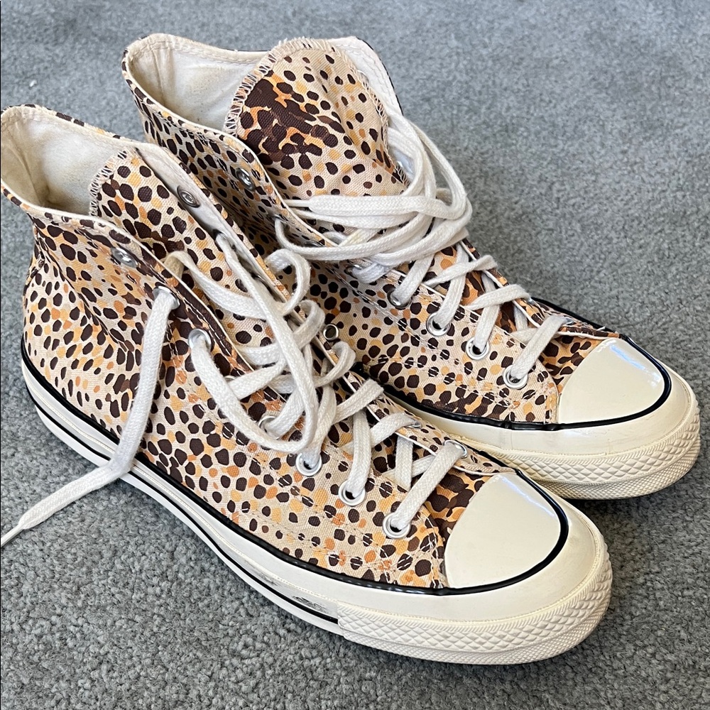 Brown spotted Converse